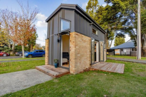 Beautiful tiny house near Hamilton Lake